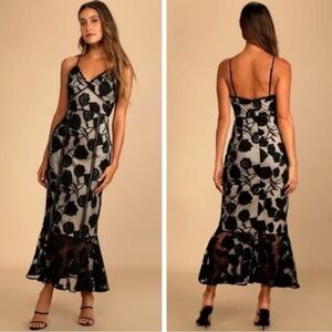 Lulu’s Elegant Navy Blue Floral Lace Dress size S